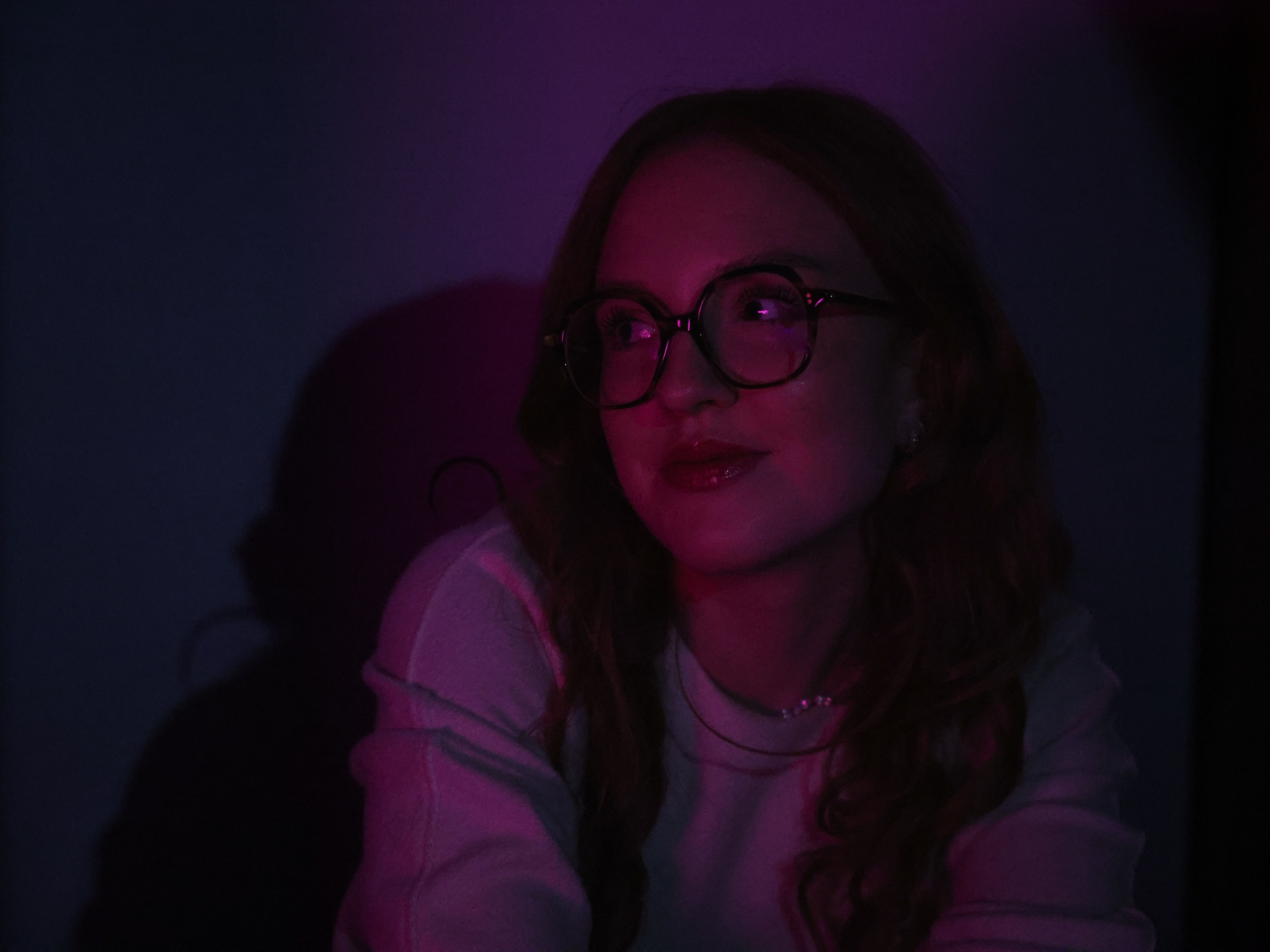 photo d'une jeune femme sous une lumière rose